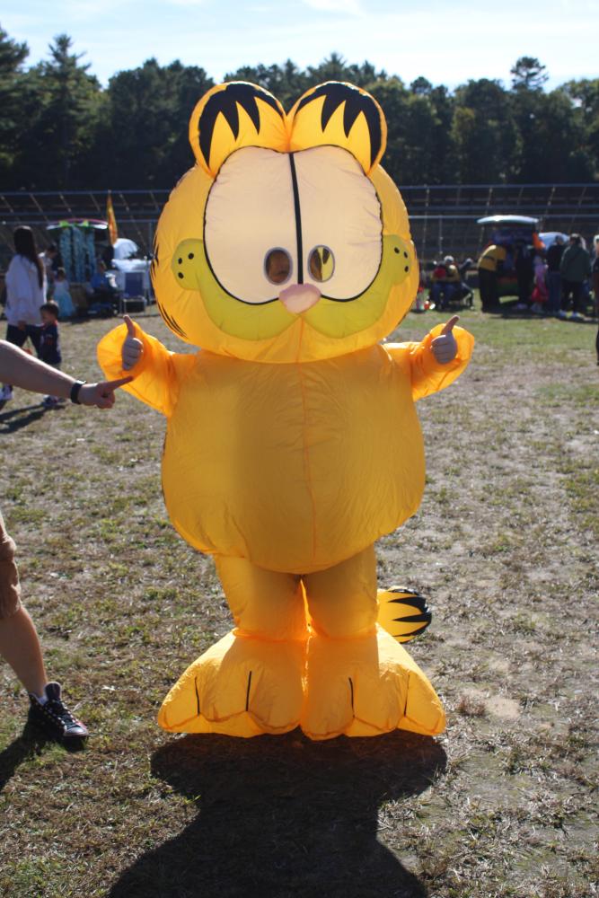 Cable King is hidden behind his Garfield costume. Cable King is hidden behind his Garfield costume.