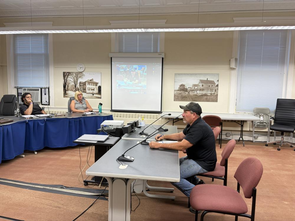 Bill Bachant speaks in front of the Wareham Select Board. Photo by Christian Uva