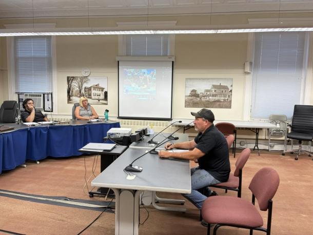 Bill Bachant speaks in front of the Wareham Select Board. Photo by Christian Uva