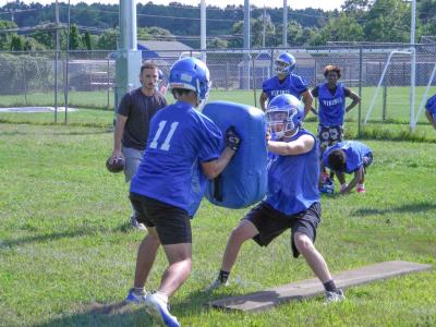 A wide receiver in a blocking drill. Photo by Christian Uva