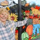 Leslise Durling says hay! outside the Riverside Cafe. 