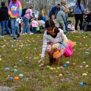 Harper Lee picks up eggs using her strategy. 